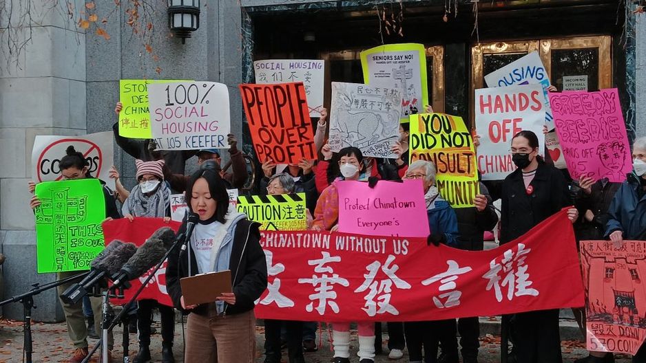 抗议者在温哥华市政厅前。 (大卫·纳达利尼)