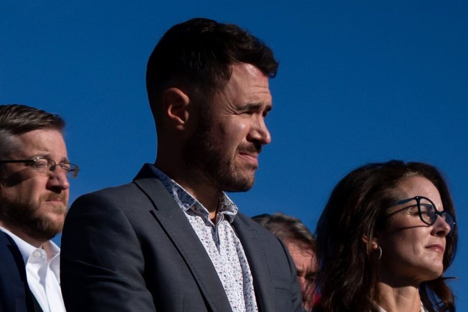 位于卑诗省温哥华市召开新闻发布会的港口科奎特朗市市长布拉德·韦斯特(中),左侧为北温哥华区市长迈克·利特尔,右侧为皮特梅多斯市市长妮可·麦克唐纳。摄于2024年9月16日,加拿大新闻社/Ethan Cairns