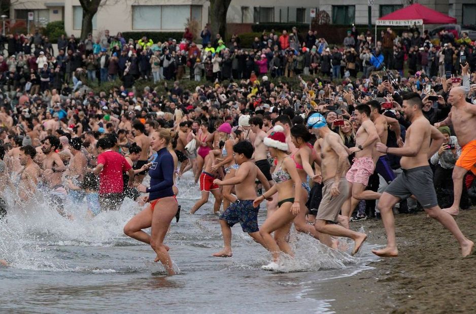 温哥华极地熊泳活动旨在庆祝新年