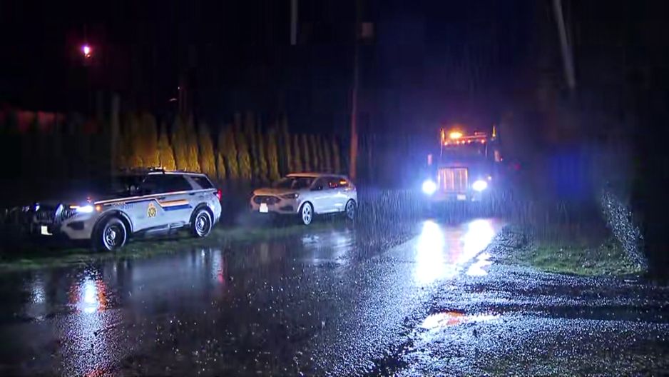 2025年12月10日,威尔逊路与奇利瓦克湖路交界处的警方活动区域。(CityNews 图片)