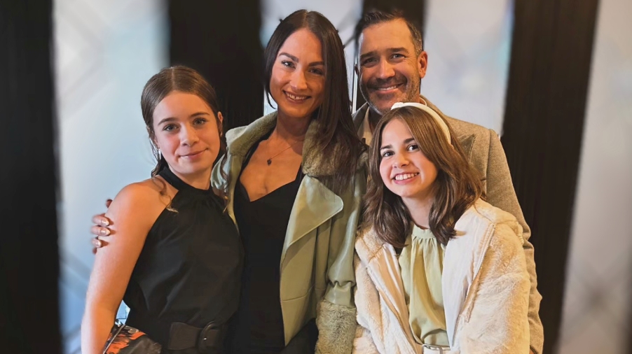 维多利亚地产经纪人Courtnay Paige与她的家人。Paige的所有Meta账户都已被暂停，并被错误指控严重不当行为。(提交)