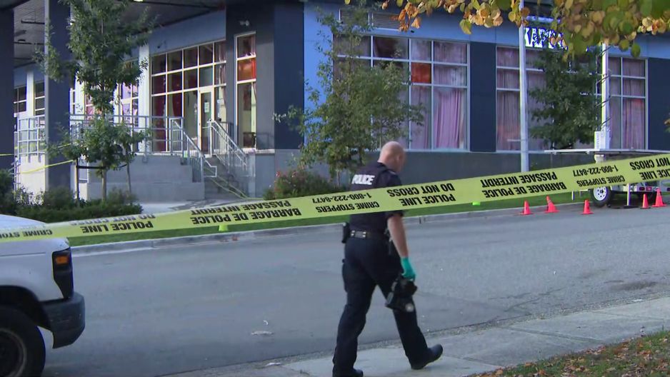 警方对2025年10月16日在素里市Kap's Café外发生的枪击事件进行调查。 (CityNews 图片)