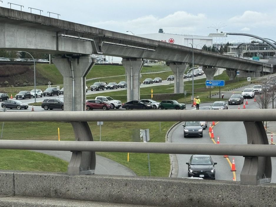 2025年12月26日,温哥华国际机场附近的交通情况。 (CityNews 图片, John Ackermann)