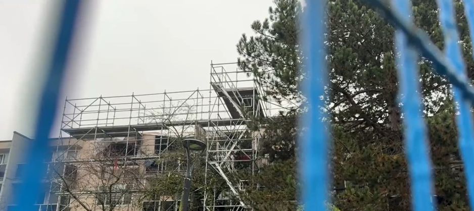 一名工人在列治文一栋公寓的火灾恢复现场受伤。(CityNews)