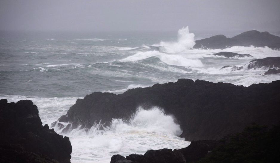 波浪在2018年1月19日,冲击不规则的岩石,位于卑诗省的荒野太平洋小径。加拿大新闻社/Melissa Renwick Melissa Renwick