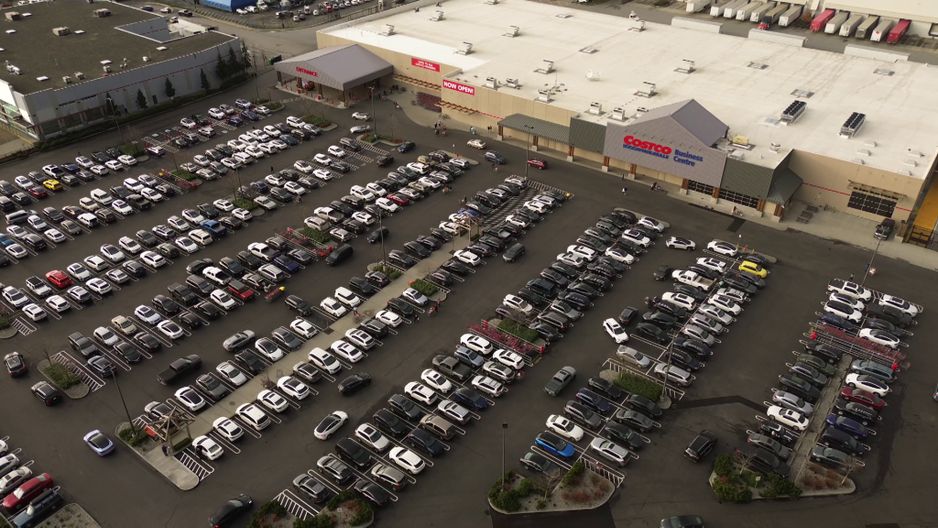 2025年11月18日,纽威斯敏斯特的好市多商业中心鸟瞰图。(CityNews 图片)