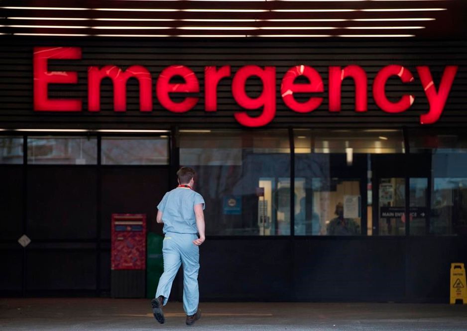 卫生工作者正走进温哥华综合医院的急诊科,时间为2020年3月30日,星期一。 加拿大新闻社/乔纳森·海沃德 加拿大新闻社