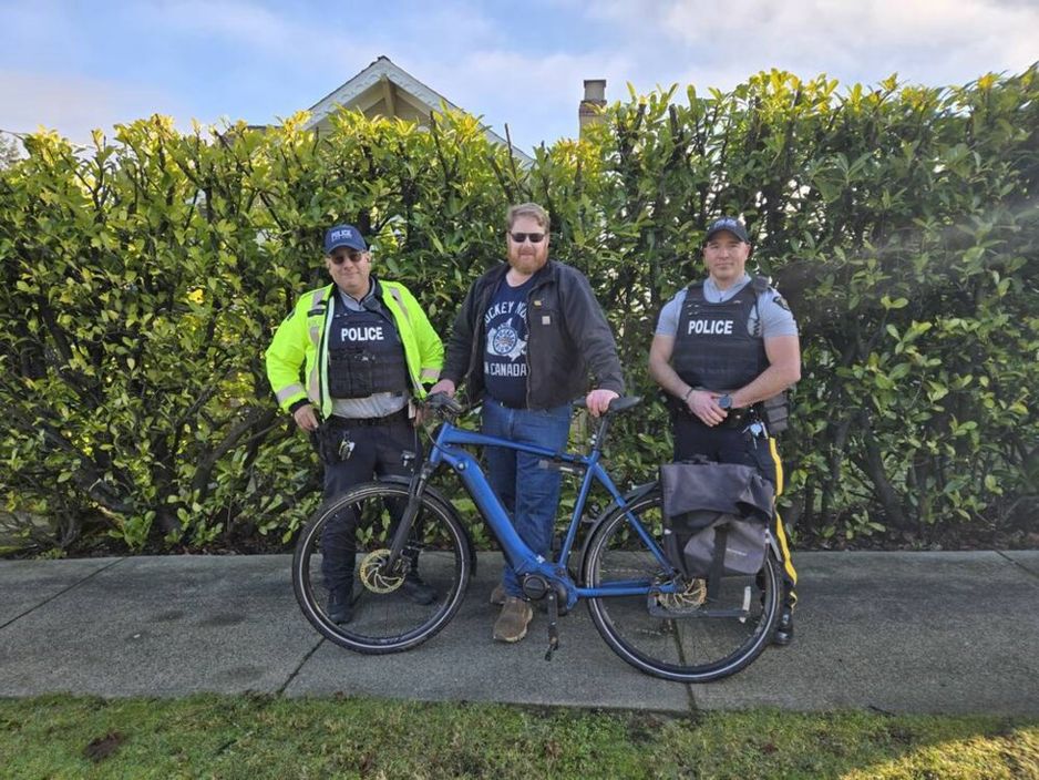 Nanaimo 房主 David Little(中)与警官 Ian George(左)和 Adam Taylor,在被警方找到的被盗电动自行车旁。来源:Nanaimo RCMP