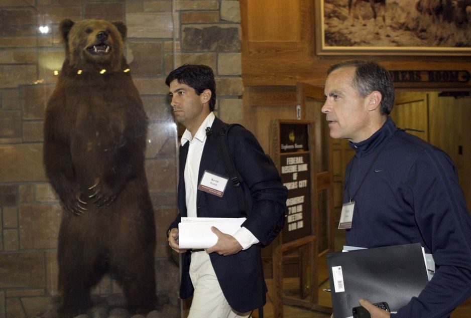 档案照片：当时担任美联储理事会成员的凯文&middot;沃什（左）与时任加拿大央行行长的马克&middot;卡尼，在2010年8月28日的年度美联储会议上休息期间离开。 (美联社照片/里德&middot;萨克森)