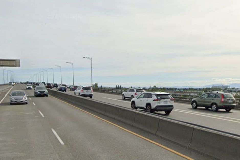 驳船撞击阿瑟·莱因桥造成温哥华交通混乱