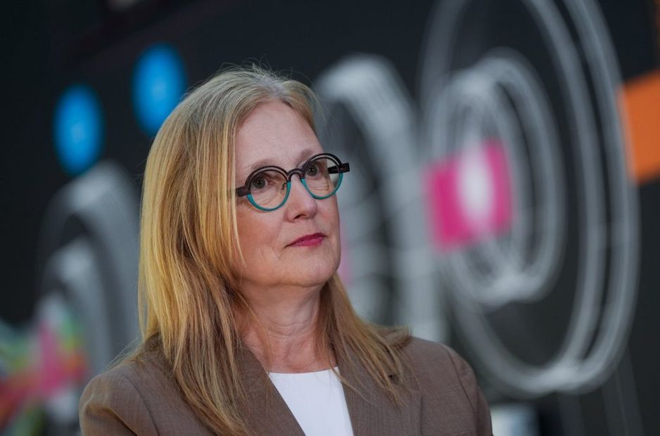 布伦达&middot;贝利财经部长在2025年7月7日，于卑诗省本拿比出席一项公告时的聆听。