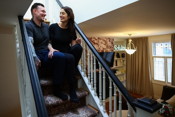 Francesca Parc和她的伴侣在周一的GTA家中。这个夫妇从她的父母那里租了一套房子,并租出他们的公寓。 COLE BURSTON/THE GLOBE AND MAIL