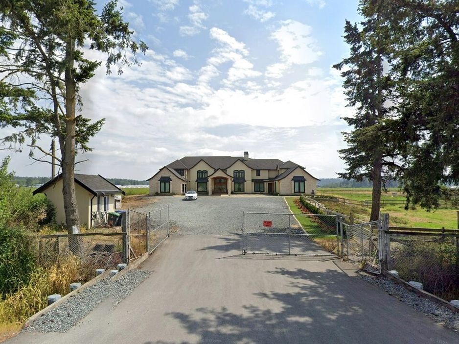 根据联邦记录,加拿大卑诗省素里市的Kanwar Walia农场获得了劳动力市场许可,允许在2020年至2023年间雇佣近40名工人。Google 地图