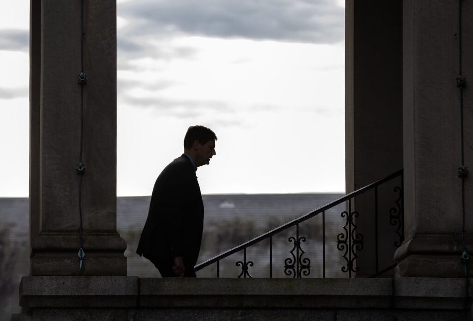 卑诗省首席部长大卫&middot;埃比（David Eby）在维多利亚省立法机构召开新闻发布会后，返回西翼办公室。2026年2月12日摄。加拿大新闻社/查德&middot;希波利托（Chad Hipolito） 加拿大新闻社