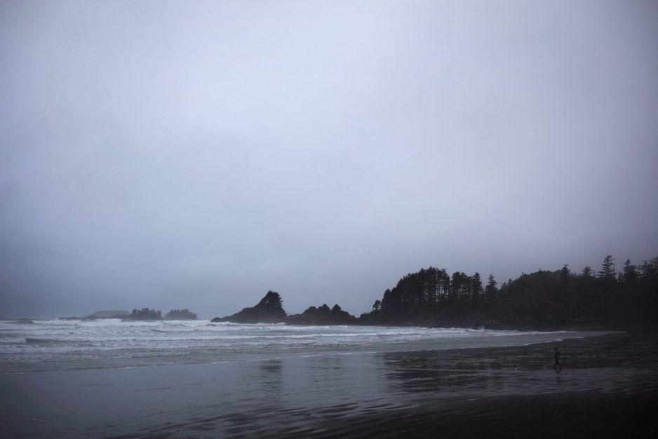 一名女性于2018年1月19日走在多菲诺的科克斯湾海滩上。加拿大新闻社/梅利莎·伦威克