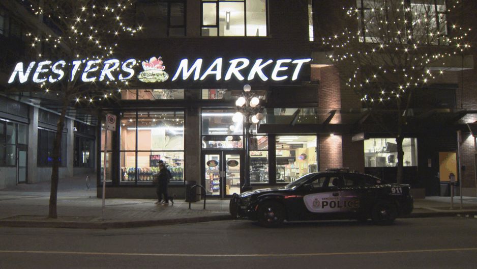 温哥华警察局于2026年3月30日在阿博特街333号的Nester's Market回应火灾事件。(CityNews图片)