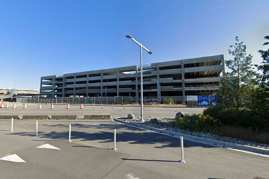 温哥华国际机场正在建设中的停车楼可能会拆除,以便未来扩建航站楼