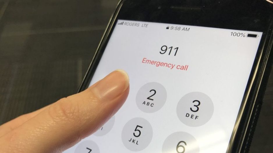 有人在智能手机上拨打911。 (CityNews 图片)