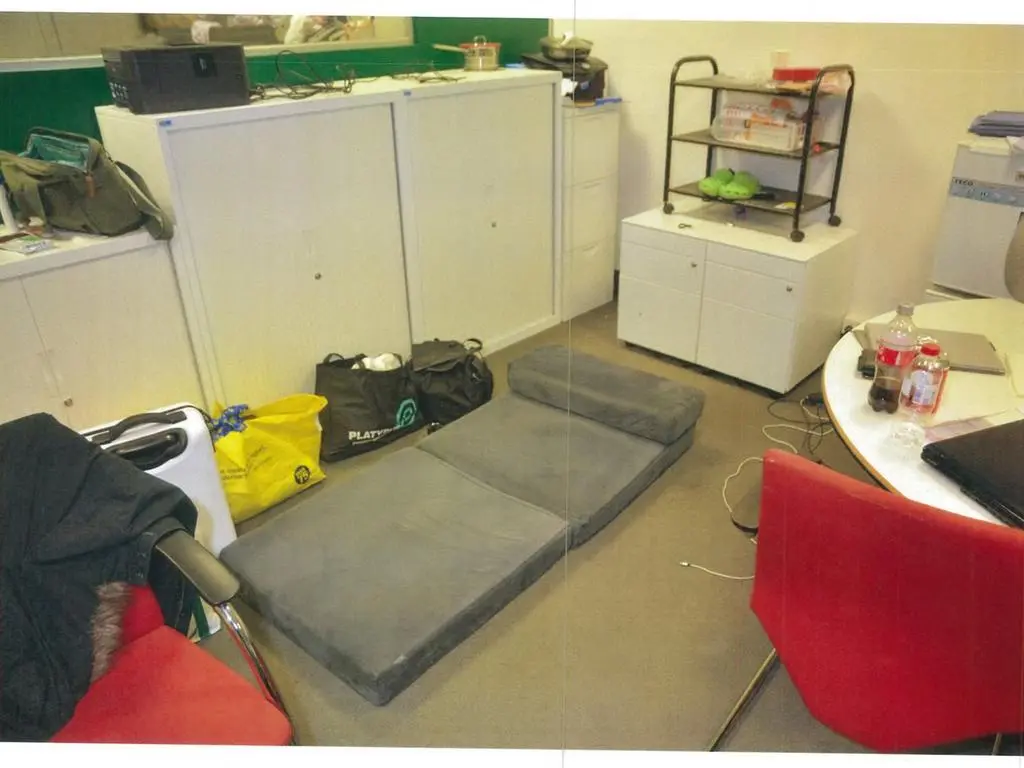 胡被虐待的办公室。图片来源：提供