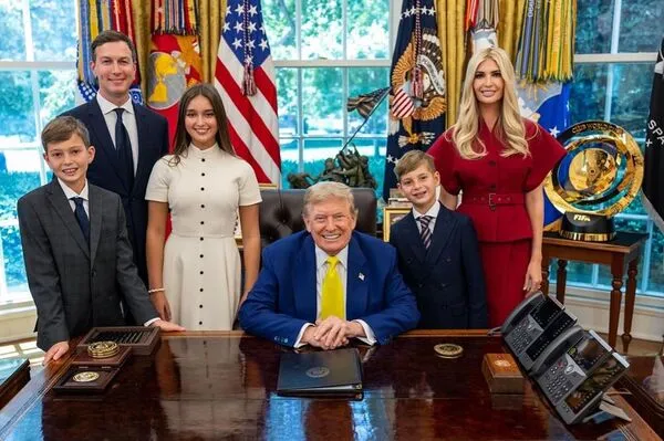 伊万卡和丈夫库什纳及3名子女与父亲特朗普合照。ivankatrump IG