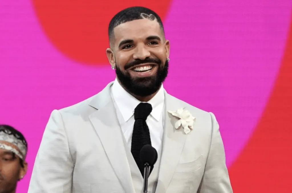 Drake於賽前豪擲價值150萬加元的加密貨幣「泰達幣」,押注阿根廷能在90分鐘法定時間內擊敗西班牙。美聯社 Drake於賽前豪擲價值150萬加元的加密貨幣「泰達幣」,押注阿根廷能在90分鐘法定時間內擊敗西班牙。美聯社