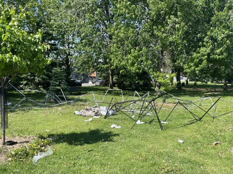 暴风后 Ouellette Park 充气游乐设施被吹飞