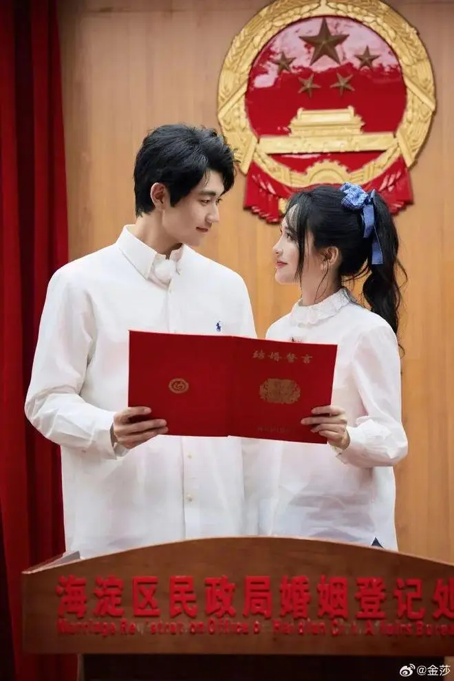 演员金莎和孙丞潇官宣结婚！两人相差17岁，金莎曾自嘲自己的择偶标准&ldquo;一张A4纸都写不完&rdquo;