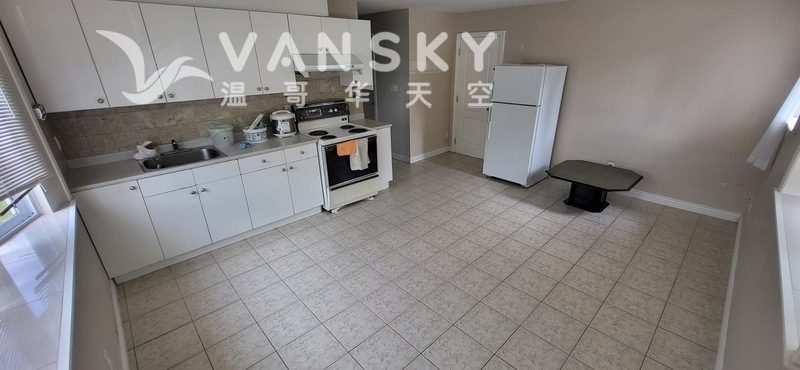 Metrotown 區域三層新屋分租半地下層2房l廳