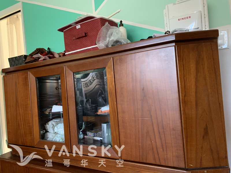 漂亮红的实木柜子，一个矮的，一个高点。