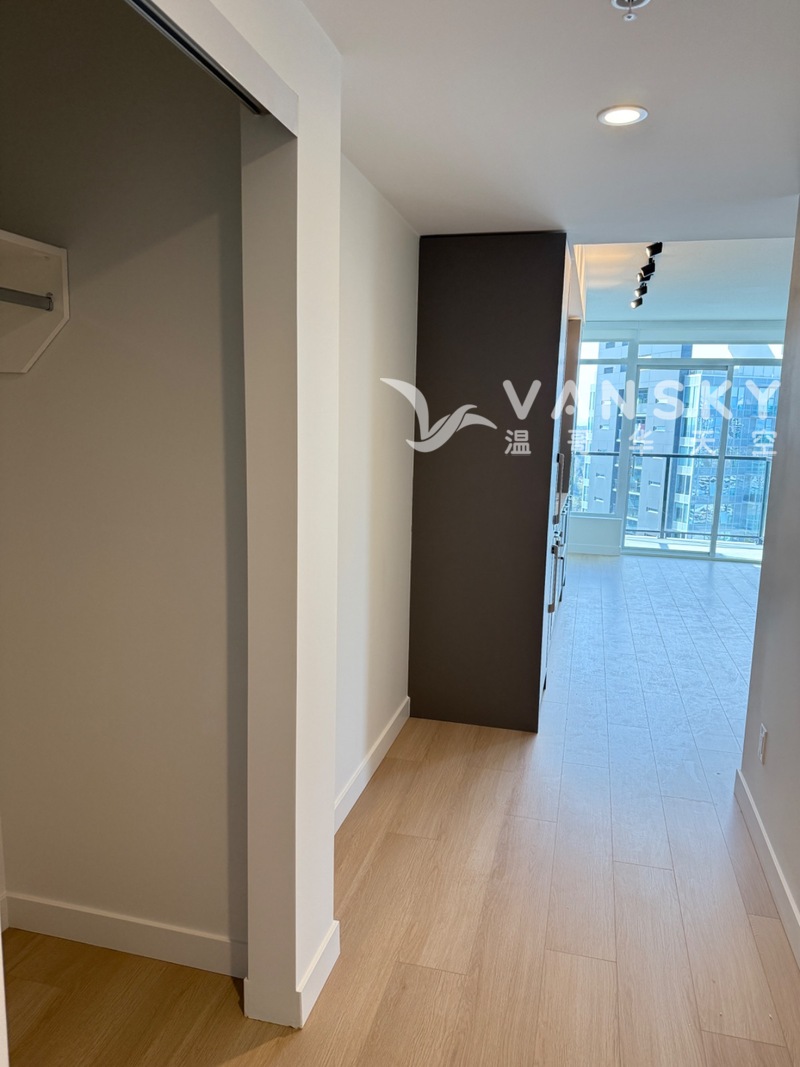 全新 Surrey 天车站一房一卫一车位公寓出租