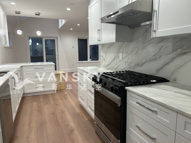 250718223232_Kitchen.jpg