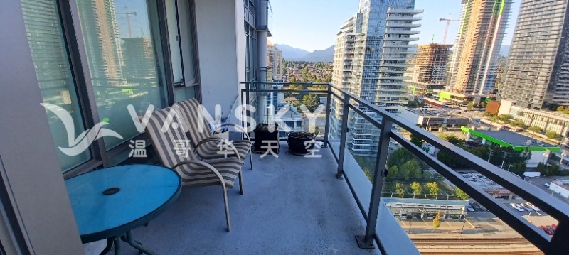 250825223957_balcony1.jpg
