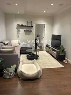 地下室一房一廳,出入交通便利,周边商铺银行食肆林立,步行10分钟可至Marine Gateway station and langara college