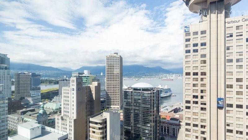 温哥华downtown 天车站一房一厅加一书房17楼高层$2400