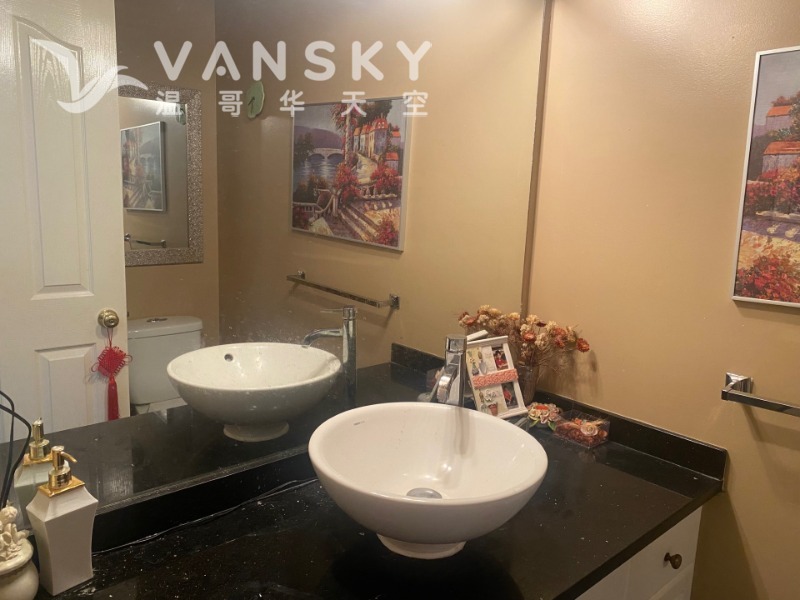 250509153007_MainFloorWashroom.jpg